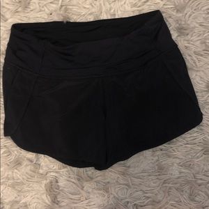 black lululemon shorts